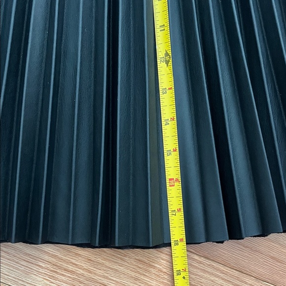 DKNY Pleated Black Faux Leather Skirt - Picture 10 of 11